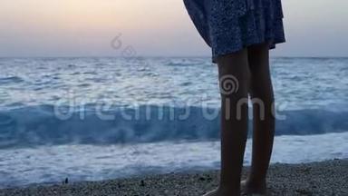 日落海滩上的<strong>儿童</strong>嬉戏，看海浪的<strong>儿童</strong>，沙滩上的女孩肖像